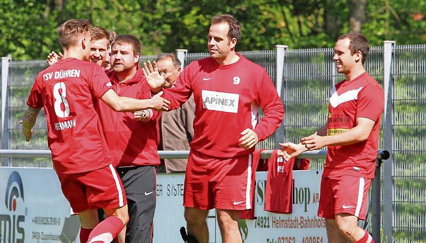 Ein typisches Bild: Marlon Herrmann (links) und der TSV Dühren jubeln. 81 Tore hat der Meister der Fußball-Kreisklasse A Sinsheim in der vergangenen Saison erzielt − und stieg in die Kreisliga auf.Foto: Alexander Bertok Ein typisches Bild: Marlon Herrmann (links) und der TSV Dühren jubeln. 81 Tore hat der Meister der Fußball-Kreisklasse A Sinsheim in der vergangenen Saison erzielt − und stieg in die Kreisliga auf.Foto: Alexander Bertok