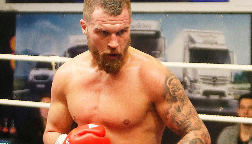 Dominik Britsch im Jahr 2015 in Koblenz beim Kampf um deutsche Meisterschaft gegen Alois Schwarz. Foto: Marc Schmerbeck/Archiv