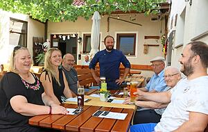 Hier soll es den besten Rostbraten der Region geben, erzählen sich die Gäste im Biergarten. Hier soll es den besten Rostbraten der Region geben, erzählen sich die Gäste im Biergarten.