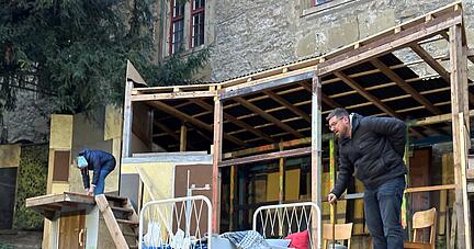 Lars T&ouml;nnies geht als Hypochonder Argan am Stock und beschwert sich &uuml;ber seine k&ouml;rperlichen Gebrechen. Das B&uuml;hnenbild und die Requisiten sind noch unvollendet. Die sp&auml;teren Kost&uuml;me sollen im Barockstil &uuml;berzeugen.
Foto: Julian Ruf