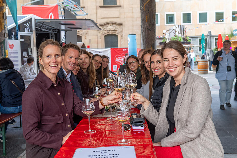 Bereits am Dienstagnachmittag sind die Stände am Heilbronner Weindorf gut besucht.
