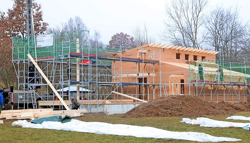In der Kappishalde stehen die Wände des neuen Pfadfinderheims – bald soll es vor der Witterung geschützt sein.
Fotos: Ralf Seidel In der Kappishalde stehen die Wände des neuen Pfadfinderheims – bald soll es vor der Witterung geschützt sein.
Fotos: Ralf Seidel