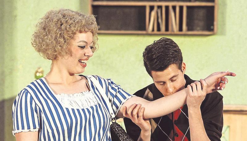 Liebe liegt in der Luft: Regierungsassessor Winkler (Benjamin Epple) gefällt Stenotypistin Lore Dietrich (Anastasia Schmidt) besonders gut.
Foto: Andreas Veigel Liebe liegt in der Luft: Regierungsassessor Winkler (Benjamin Epple) gefällt Stenotypistin Lore Dietrich (Anastasia Schmidt) besonders gut.
Foto: Andreas Veigel