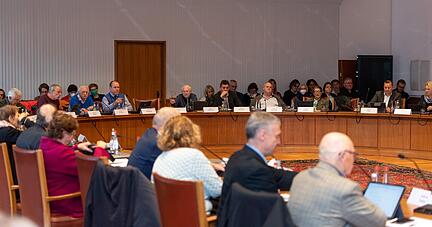 Der Gemeinderat diskutiert im großen Saal des Rathauses über die Finanzen der Stadt. Die Verabschiedung des Haushaltes ist am 22. Dezember geplant.