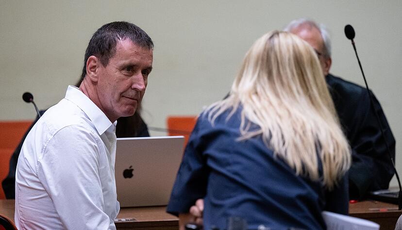 Manfred Genditzki (l) sitzt vor Prozessbeginn im Wiederaufnahmeverfahren um den sogenannten Badewannen-Mordfall im Gerichtssaal. Manfred Genditzki (l) sitzt vor Prozessbeginn im Wiederaufnahmeverfahren um den sogenannten Badewannen-Mordfall im Gerichtssaal.