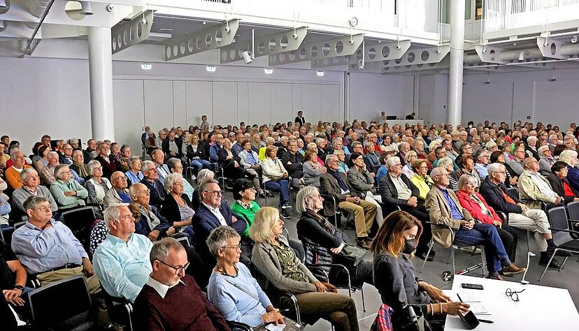 Der Semesterauftakt war ausgebucht, die Pyramide der Kreissparkasse voll besetzt. Der Semesterauftakt war ausgebucht, die Pyramide der Kreissparkasse voll besetzt.