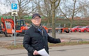 Herbert Tabler kann den Zustand des Parkplatzes kaum mehr ertragen. Herbert Tabler kann den Zustand des Parkplatzes kaum mehr ertragen.