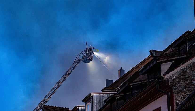 Die Löscharbeiten waren aufgrund der engen Gassen und des dichten Altbaubestandes herausfordernd. Die Löscharbeiten waren aufgrund der engen Gassen und des dichten Altbaubestandes herausfordernd.