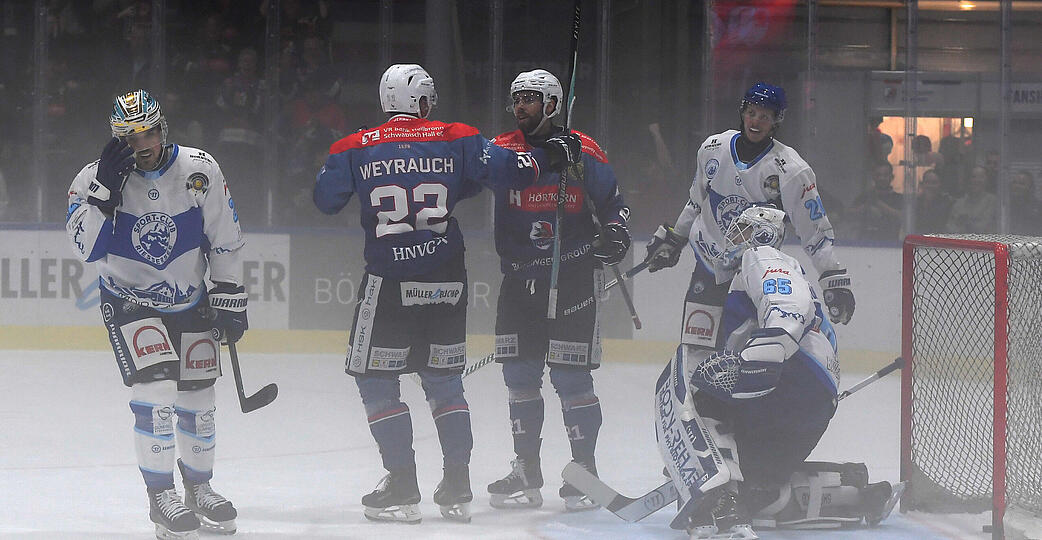 Der berüchtigte Nebel feierte am Sonntag sein Comeback im Eisstadion am Europaplatz. Beim 2:0 von Sebastian Hon (3. von links) hatten die Falken allerdings noch den Durchblick. Der berüchtigte Nebel feierte am Sonntag sein Comeback im Eisstadion am Europaplatz. Beim 2:0 von Sebastian Hon (3. von links) hatten die Falken allerdings noch den Durchblick.