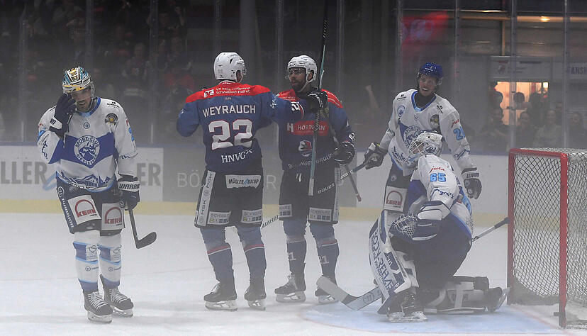 Der berüchtigte Nebel feierte am Sonntag sein Comeback im Eisstadion am Europaplatz. Beim 2:0 von Sebastian Hon (3. von links) hatten die Falken allerdings noch den Durchblick. Der berüchtigte Nebel feierte am Sonntag sein Comeback im Eisstadion am Europaplatz. Beim 2:0 von Sebastian Hon (3. von links) hatten die Falken allerdings noch den Durchblick.