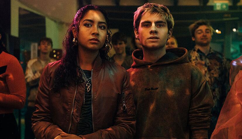 Nola (Samira Breuer) und Corvin (Florian Gei&szlig;elmann) suchen die Macher der &laquo;Schattenseite&raquo;.