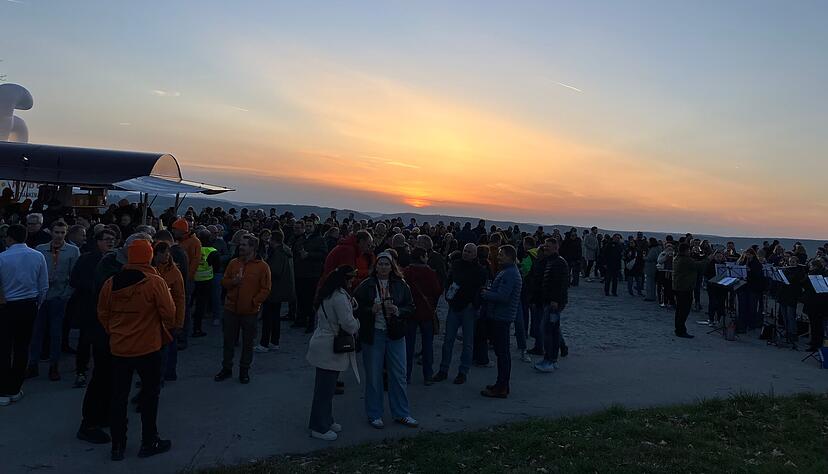 Zum Sonnenuntergang wird das siebte Rebengl&uuml;hen er&ouml;ffnet. Doch so richtig magisch wird es bei v&ouml;lliger Dunkelheit.