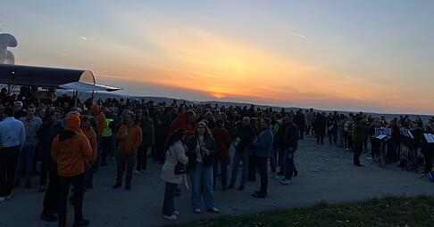Zum Sonnenuntergang wird das siebte Rebenglühen eröffnet. Doch so richtig magisch wird es bei völliger Dunkelheit. Zum Sonnenuntergang wird das siebte Rebenglühen eröffnet. Doch so richtig magisch wird es bei völliger Dunkelheit.