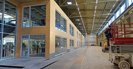 Hier wird das Haus-in-Haus-Konzept sichtbar. So ist eine optimale W&auml;rmed&auml;mmung m&ouml;glich. Die Herausforderung liegt in der Bel&uuml;ftung.
Fotos : Christian Gleichauf