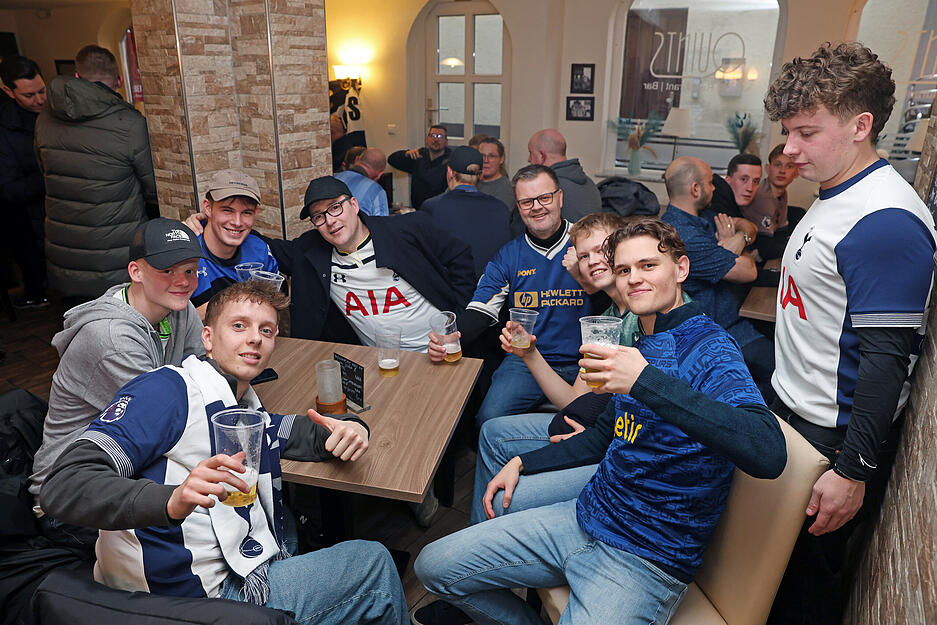 Fußball-Fans von Tottenham Hotspur und der TSG 1899 Hoffenheim feiern in Sinsheim.