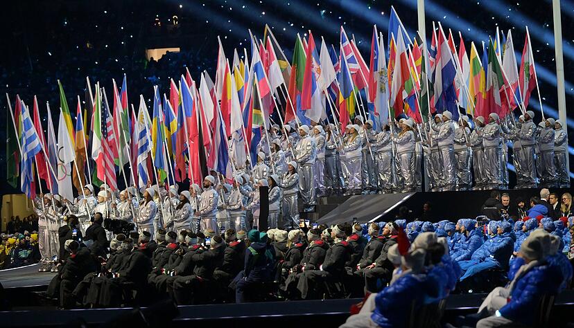 Die Flaggenparade bei den Olympischen Spielen ist bunt, 92 Nationen nehmen an den 25. Winterspielen teil.