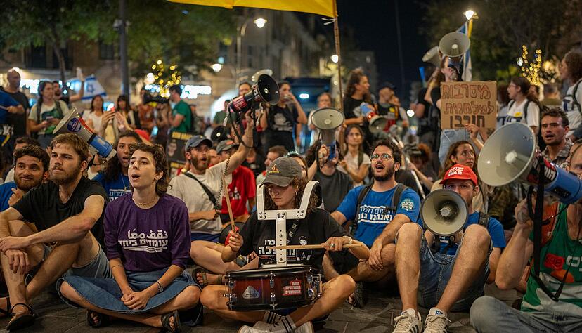 Erneut fordern Demonstranten in Israel von ihrer Regierung ein Abkommen zur Beendigung des Krieges.