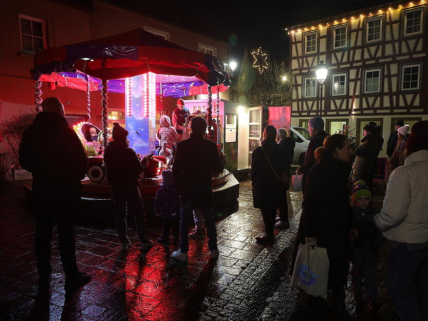 Eigentlich heißt der Weihnachtsmarkt in Niedernhall "Kelterzauber" – doch noch ist die Renovierung der Kelter nicht abgeschlossen. Eigentlich heißt der Weihnachtsmarkt in Niedernhall "Kelterzauber" – doch noch ist die Renovierung der Kelter nicht abgeschlossen.
