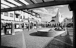 Vor der Einweihung 1989. L&auml;ngst ist der Platz umgebaut. Eine Tiefgarage im Untergrund hat 60 Stellpl&auml;tze, die Kunden ungern nutzen.Foto: Archiv/Eisenmenger