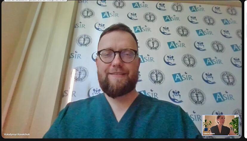 Videogespräch mit dem Orthopäden Dr. Volodymyr Kovalchuk in Kiew. Seit Kriegsbeginn versorgen er und seine Kollegen am Krankenhaus der Shupyk Universität permanent bis zu 60 Prozent Kriegsverletzte. Videogespräch mit dem Orthopäden Dr. Volodymyr Kovalchuk in Kiew. Seit Kriegsbeginn versorgen er und seine Kollegen am Krankenhaus der Shupyk Universität permanent bis zu 60 Prozent Kriegsverletzte.