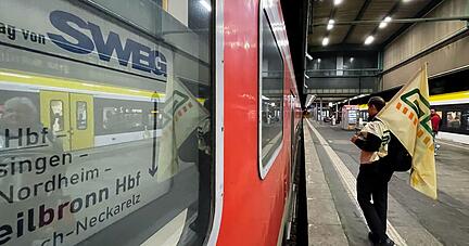 Angestellte streiken an einem Bahngleis am Stuttgarter Hauptbahnhof. Angestellte streiken an einem Bahngleis am Stuttgarter Hauptbahnhof.