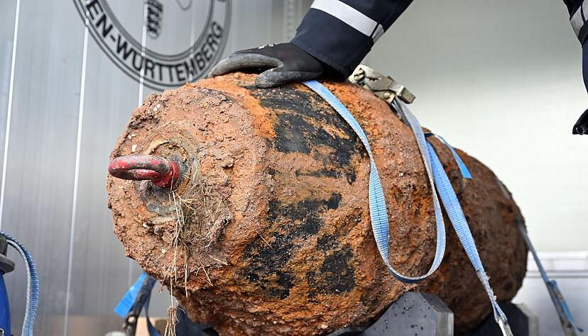 Die Bombe wiegt eine halbe Tonne. Die Bombe wiegt eine halbe Tonne.