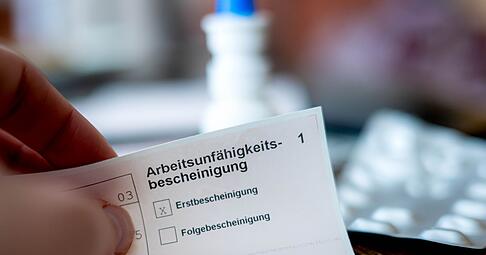 Eine Krankschreibung bleibt auch nach einer K&uuml;ndigung wirksam, wenn sie medizinisch begr&uuml;ndet ist.