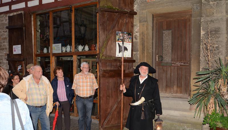 Führungen mit Möckmühls Nachtwächter Bernd Raabe sind ein besonderes Erlebnis, bei dem die Gäste spannende und heitere Dinge erfahren.
Fotos: Rudolf Landauer Führungen mit Möckmühls Nachtwächter Bernd Raabe sind ein besonderes Erlebnis, bei dem die Gäste spannende und heitere Dinge erfahren.
Fotos: Rudolf Landauer