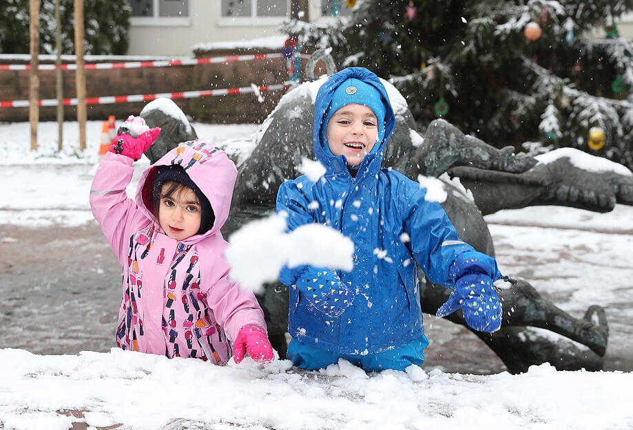 Diese Schneeballschlacht liefern sich Kinder in Sontheim.