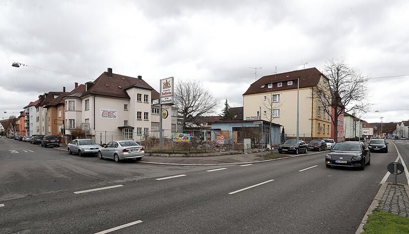 Auf dem Areal der ehemaligen Kneipe "Zum Plattfuß" herrscht ein ziemliches Durcheinander. Dies soll sich bald ändern. Wohl im Juni beginnen Vorarbeiten für ein großes Wohnbauprojekt.
Foto: Andreas Veigel Auf dem Areal der ehemaligen Kneipe "Zum Plattfuß" herrscht ein ziemliches Durcheinander. Dies soll sich bald ändern. Wohl im Juni beginnen Vorarbeiten für ein großes Wohnbauprojekt.
Foto: Andreas Veigel
