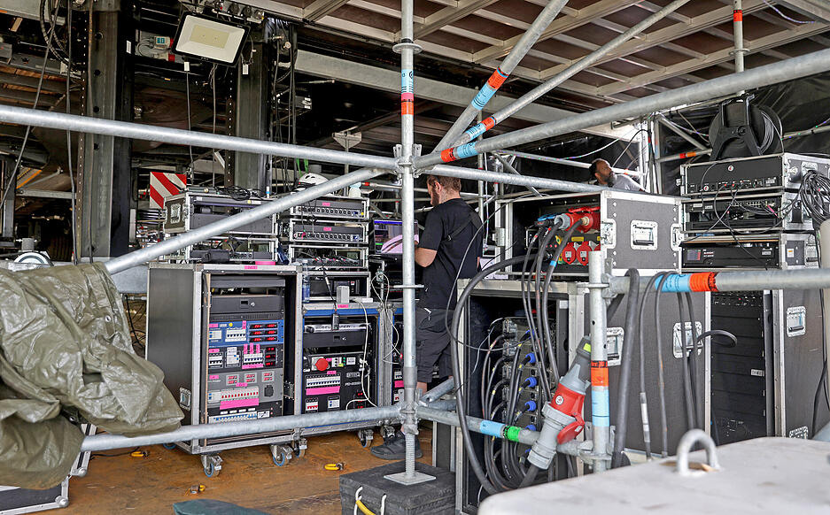 „Wir verbauen Kilometer an Kabeln, insgesamt 60 Tonnen Material", sagt der Geschäftsführer der Technikfirma Sanoj Abraham. „Wir verbauen Kilometer an Kabeln, insgesamt 60 Tonnen Material", sagt der Geschäftsführer der Technikfirma Sanoj Abraham.