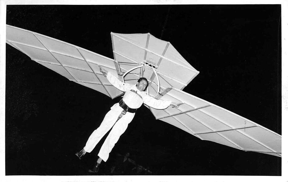 Wagemutig schwebt der Schneider von Ulm, alias Siegfried Rank, 1966 über der Neuenstadter Freilichtbühne im gleichnamigen Volksstück von Paul Wanner.