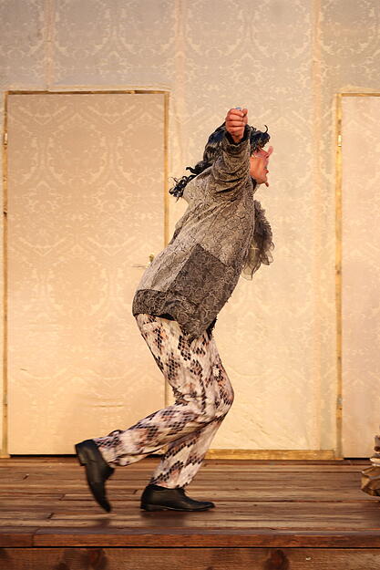 Wolfram Pelzer spielt den Grafen mit ausladenden Bewegungen. Wolfram Pelzer spielt den Grafen mit ausladenden Bewegungen.