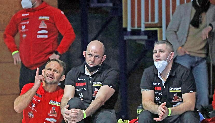 Adam Juretzko (links) versucht sich am vergangenen Samstag in Burghausen schon mal als Motivator, letztlich vergebens. Zur neuen Saison wird der 50-Jährige Nachfolger von Trainer Patric Nuding (Mitte).
Foto: Bertok