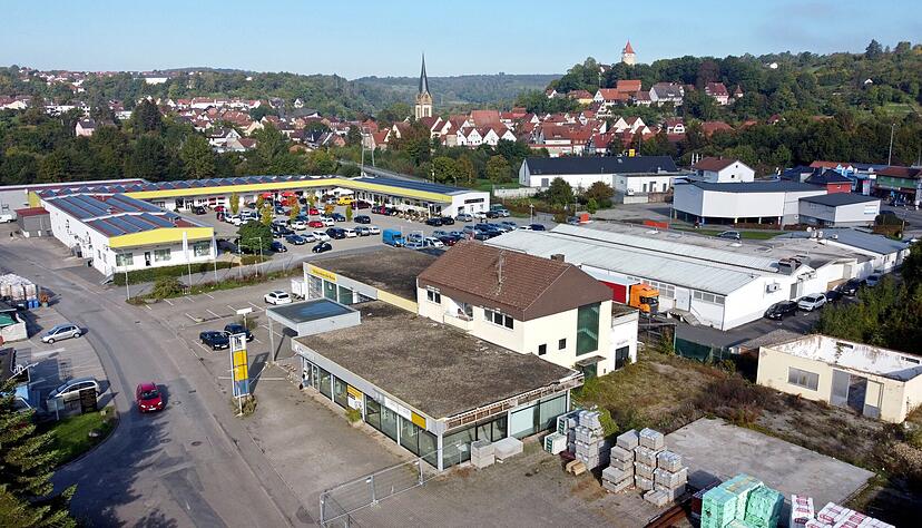 Auf dem Gelände des ehemaligen Autohauses soll der neue Penny entstehen, gleich daneben der Edeka. Mit dem Projekt befasst sich der Gemeinderat.
Foto: Ralf Seidel Auf dem Gelände des ehemaligen Autohauses soll der neue Penny entstehen, gleich daneben der Edeka. Mit dem Projekt befasst sich der Gemeinderat.
Foto: Ralf Seidel