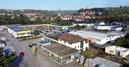 Auf dem Gel&auml;nde des ehemaligen Autohauses soll der neue Penny entstehen, gleich daneben der Edeka. Mit dem Projekt befasst sich der Gemeinderat.
Foto: Ralf Seidel