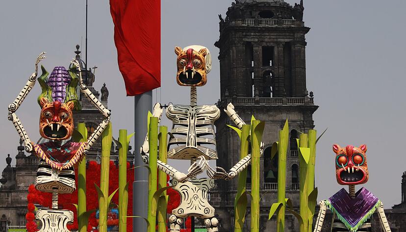 Im zentralen Platz von Mexiko-Stadt sind bis zu zehn Meter hohe Skeletten aus Pappe aufgestellt.