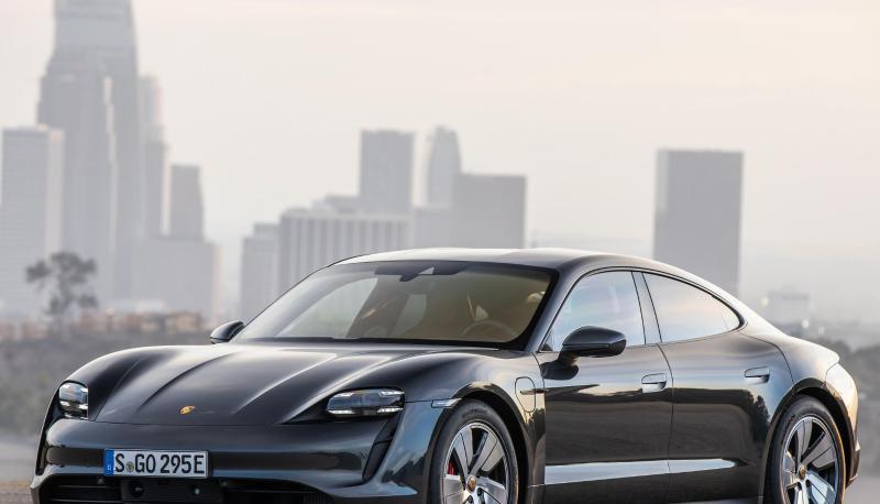 Mit zwei elektrischen Herzen: Porsches Sportlimousine Taycan setzt auf Akkukraft und zwei E-Motoren - zu Preisen ab 105 607 Euro. Mit zwei elektrischen Herzen: Porsches Sportlimousine Taycan setzt auf Akkukraft und zwei E-Motoren - zu Preisen ab 105 607 Euro.