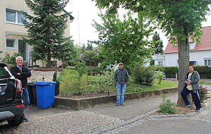 "Wir sind alles Reingeschmeckte", sagt Alexander Wacker (Mitte), obwohl die drei Nachbarn schon Jahrzehnte in Neckarwestheim wohnen.  Foto: Bigna Fink