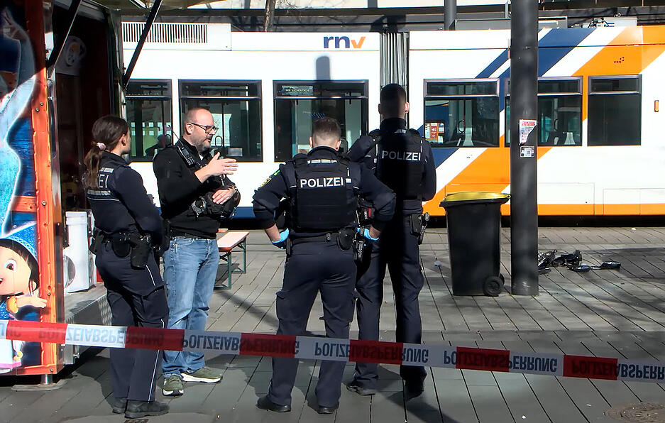 Auf den Planken und rund um den Wasserturm findet derzeit ein Fasnachtsmarkt mit Dutzenden Imbissbuden und Fahrgeschäften statt.
