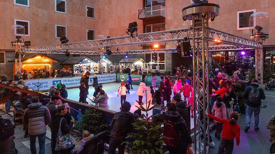 Die Eisbahn auf dem Heilbronner Weihnachtsmarkt wird von einigen Besuchern am vierten Adventswochenende genutzt.