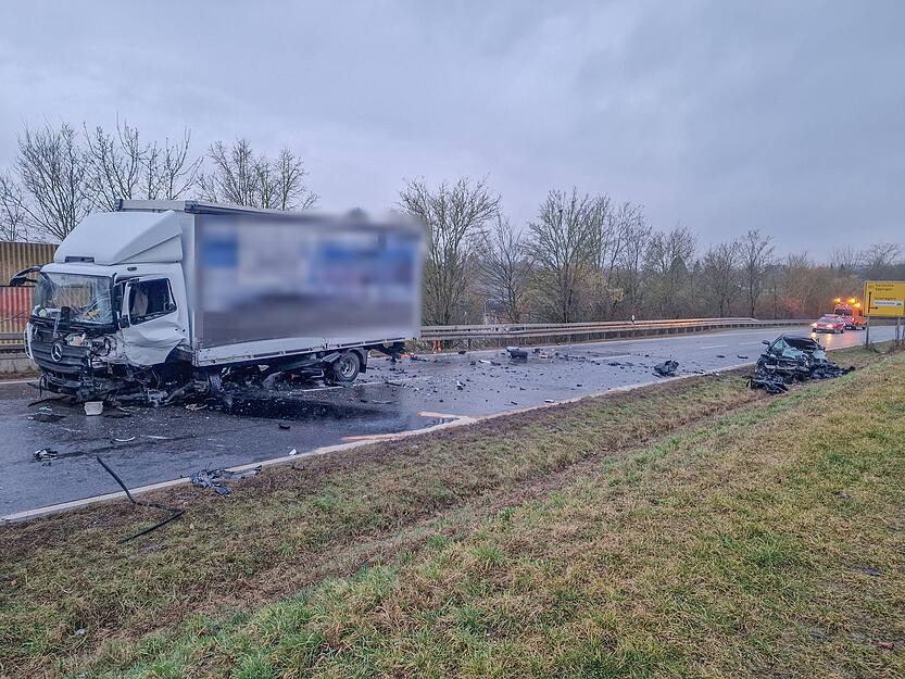 Zu einem tödlichen Verkehrsunfall ist es auf der B293 bei Schwaigern gekommen: Am Dienstagnachmittag, dem 11. Februar, ist ein 27-jähriger BMW-Fahrer mit einem Lkw kollidiert. Die Strecke war über Stunden gesperrt. Zu einem tödlichen Verkehrsunfall ist es auf der B293 bei Schwaigern gekommen: Am Dienstagnachmittag, dem 11. Februar, ist ein 27-jähriger BMW-Fahrer mit einem Lkw kollidiert. Die Strecke war über Stunden gesperrt.