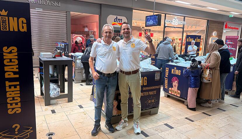 Karl Markgraf und sein Sohn David sind mit ihrem "Scret Packs"-Stand bis Samstag in Heilbronn.