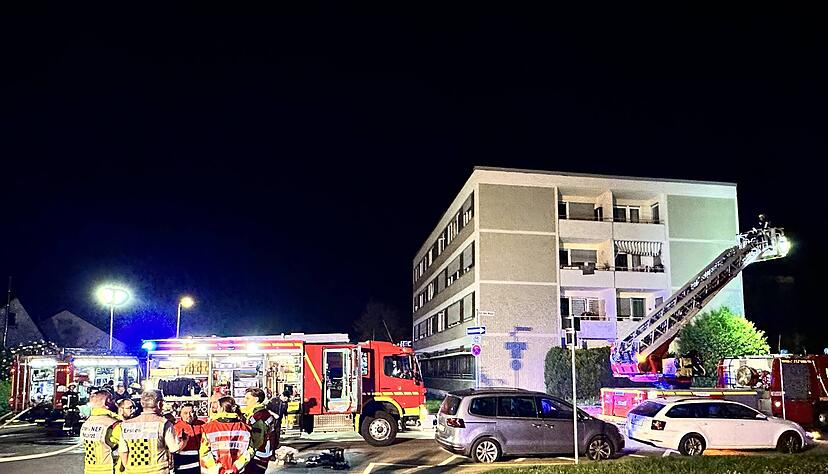 In Ludwigsburg brannte in der Nacht auf Sonntag ein Mehrfamilienhaus. In Ludwigsburg brannte in der Nacht auf Sonntag ein Mehrfamilienhaus.