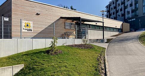 Der Rappsodie-Saunaeingang ist eine &Uuml;bergangsl&ouml;sung bis zur Neuer&ouml;ffnung, die f&uuml;r 2028 geplant ist. Im Hintergrund ist das Hotel Saline 1822 zu sehen.