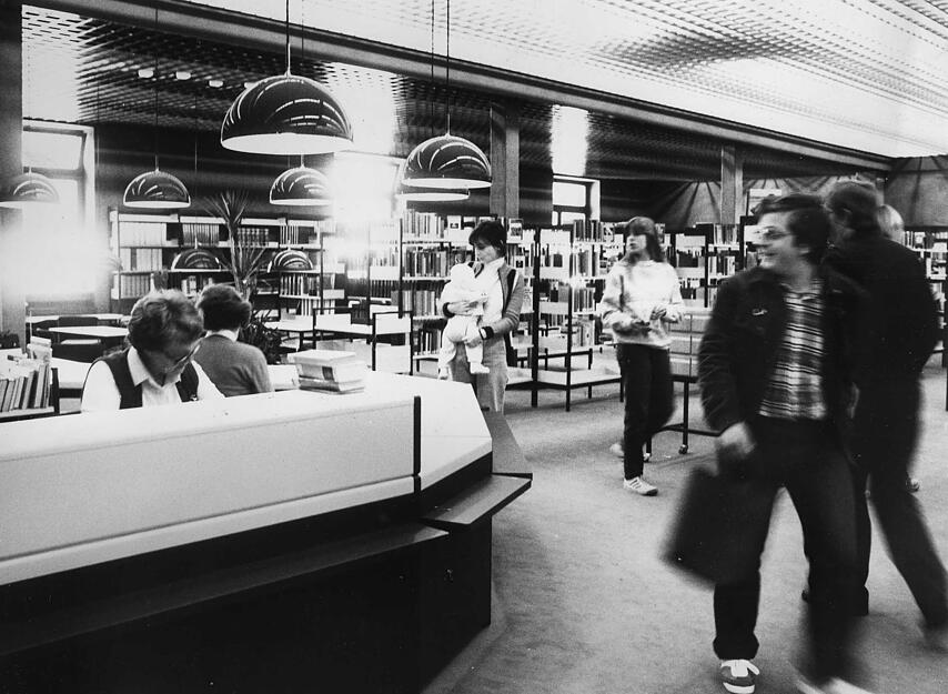22.04.1981: W&auml;hrend des ersten Tages gehen bereits  620 B&uuml;cher und Kassetten &uuml;ber den Ausleih-Tresen.
