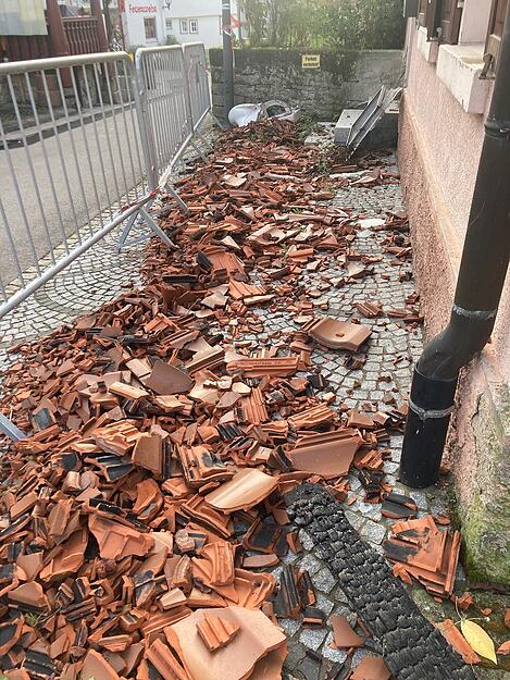 Heruntergefallene Dachziegel liegen noch heute auf dem Grundstück.