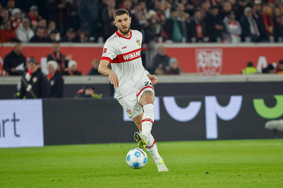 Jeff Chabot: Statt Anrie Chase zurück auf dem Stammplatz in der Innenverteidigung. In der 29. Minute bugsierte er per Kopf den Ball ins Frankfurter Tor, aber es war eine Abseitsstellung. Kein 1:0. Note 4 Jeff Chabot: Statt Anrie Chase zurück auf dem Stammplatz in der Innenverteidigung. In der 29. Minute bugsierte er per Kopf den Ball ins Frankfurter Tor, aber es war eine Abseitsstellung. Kein 1:0. Note 4