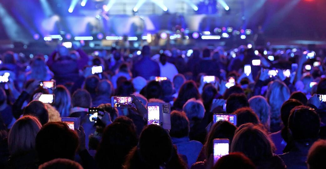 Handys in die Höhe: Viele Fans schaffen sich auf Konzerten mit Fotos und Videos eine digitale Erinnerung.