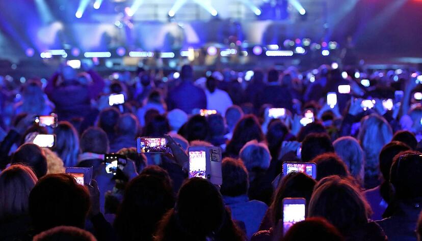 Handys in die Höhe: Viele Fans schaffen sich auf Konzerten mit Fotos und Videos eine digitale Erinnerung.